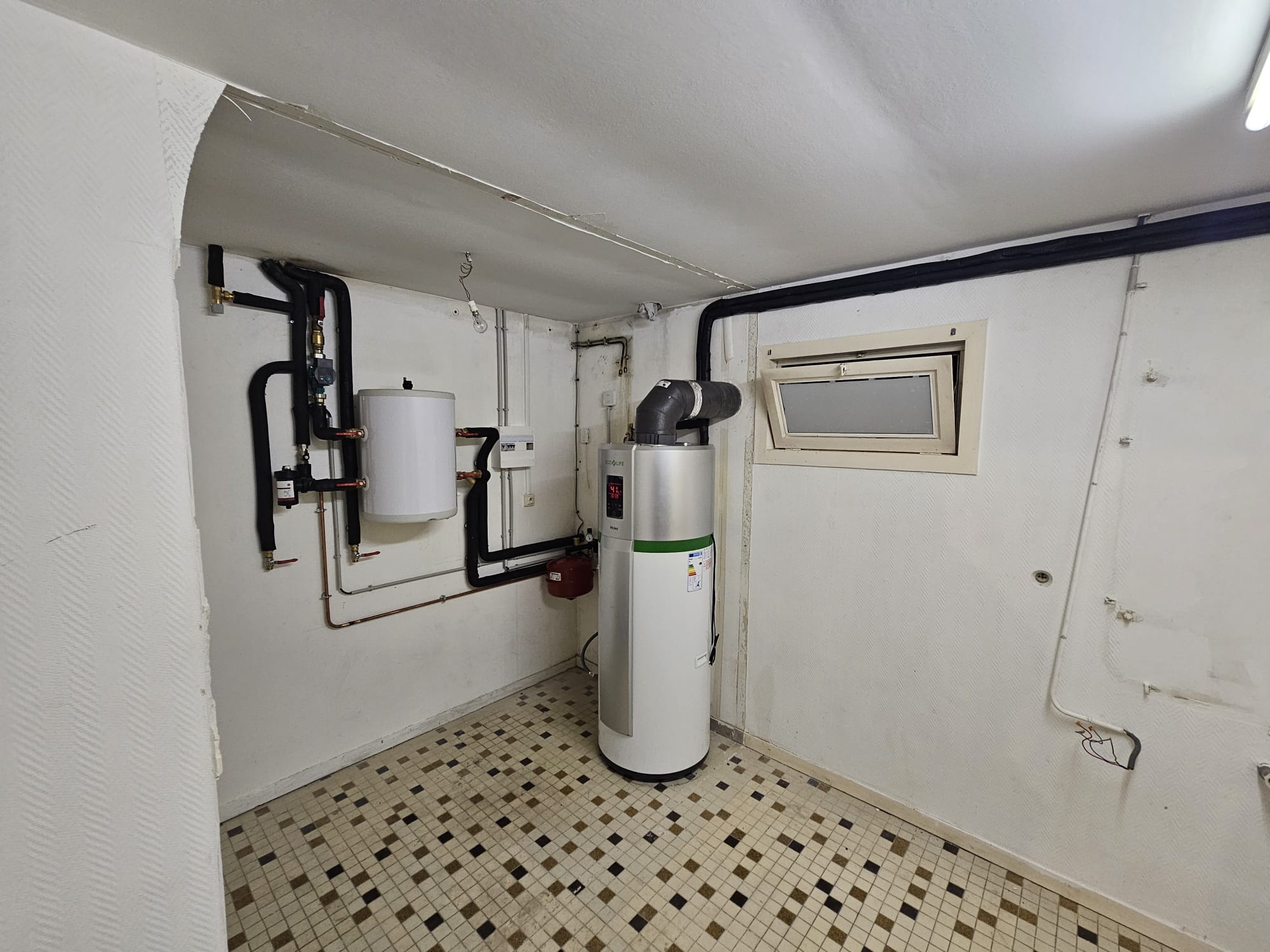 Ballon thermodynamique installé avec raccordements