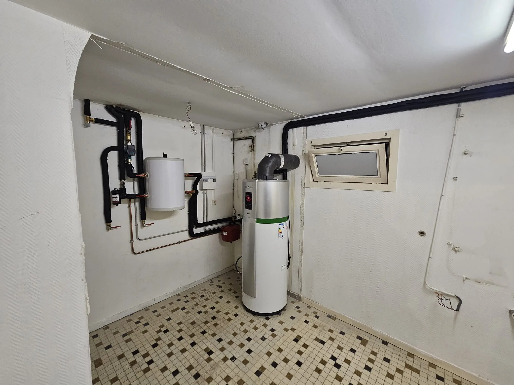 Ballon thermodynamique installé avec raccordements