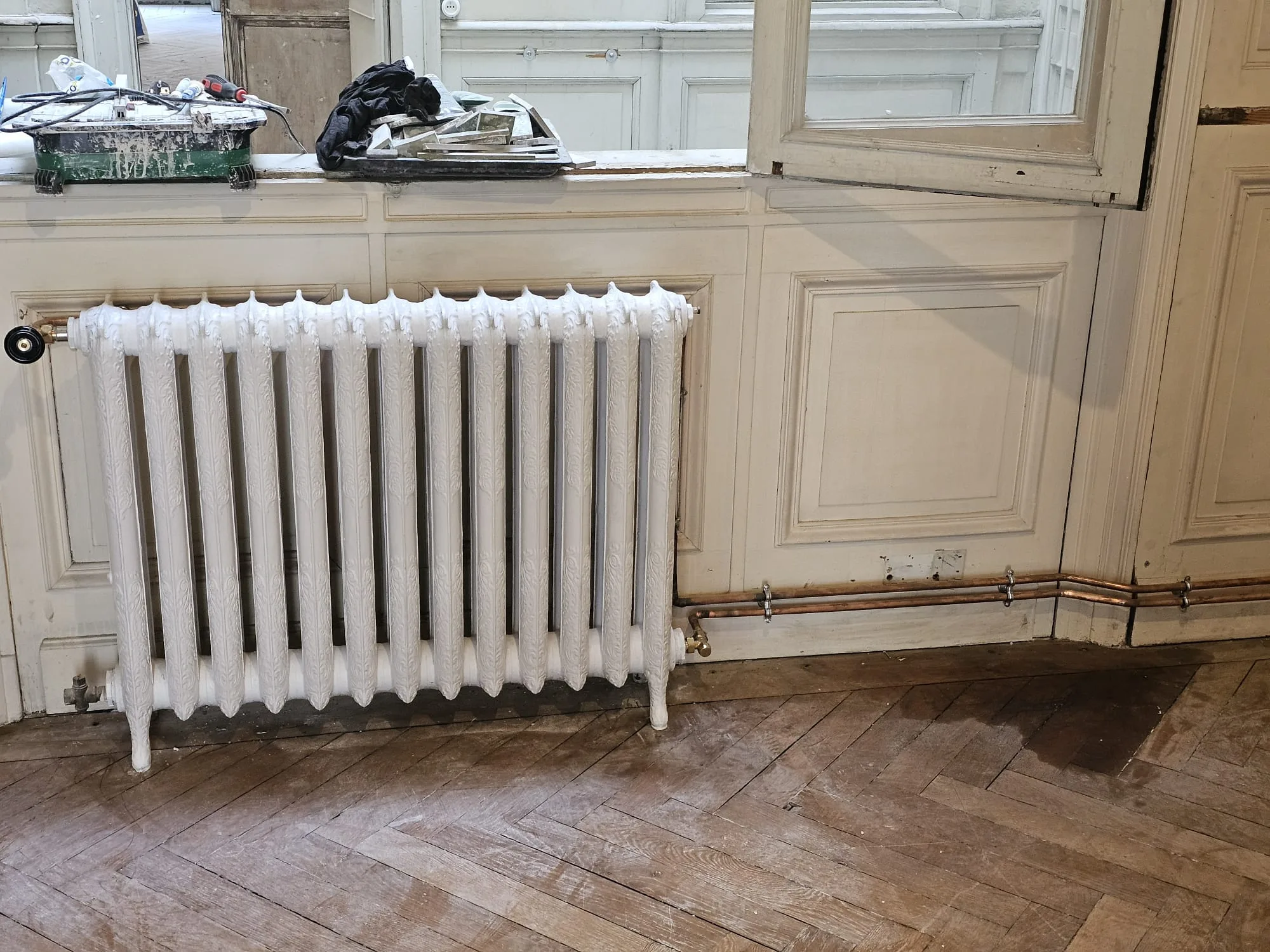 Radiateur fonte sous fenêtre